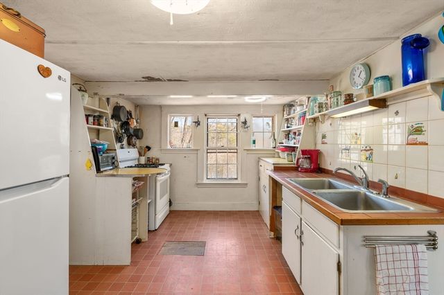 17 N Main St, Upton, MA 01568