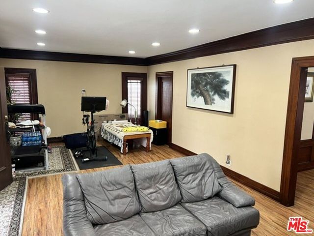 220 N Oxford Avenue, Los Angeles, CA 90004