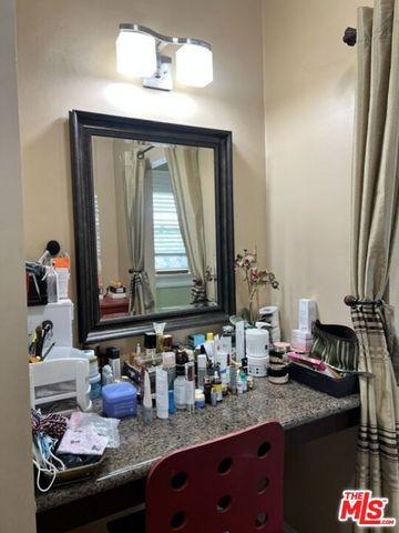 220 N Oxford Avenue, Los Angeles, CA 90004