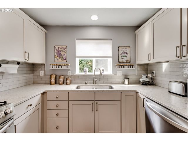 2427 MOUNTAIN Ter, Eugene, OR 97408