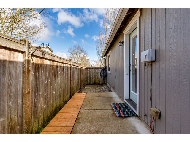 2427 MOUNTAIN Ter, Eugene, OR 97408