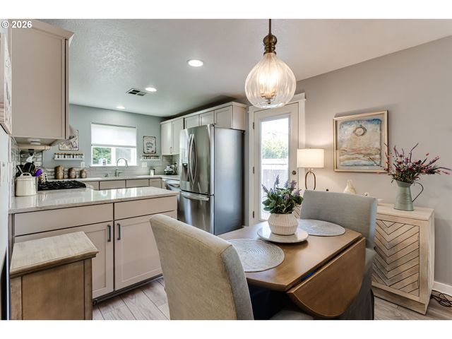 2427 MOUNTAIN Ter, Eugene, OR 97408