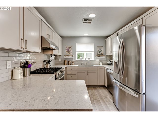 2427 MOUNTAIN Ter, Eugene, OR 97408