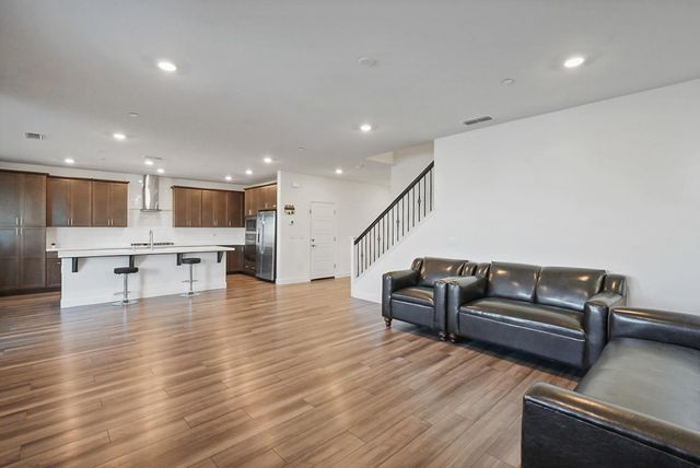 5743 Waterstone St, Sacramento, CA 95835