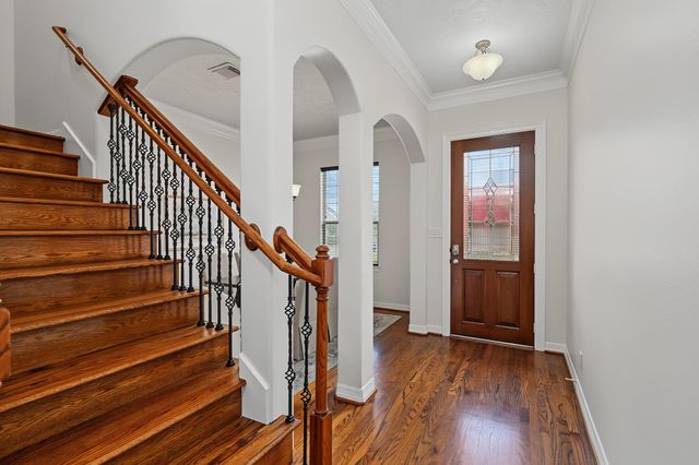 7827 Shady Villa Cove, Houston, TX 77055