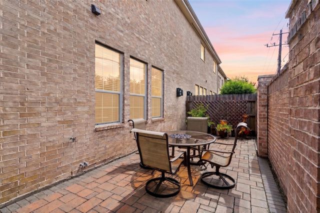 7827 Shady Villa Cove, Houston, TX 77055