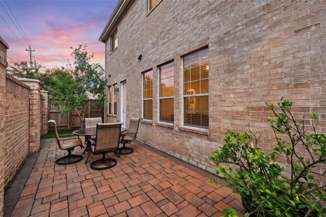 7827 Shady Villa Cove, Houston, TX 77055