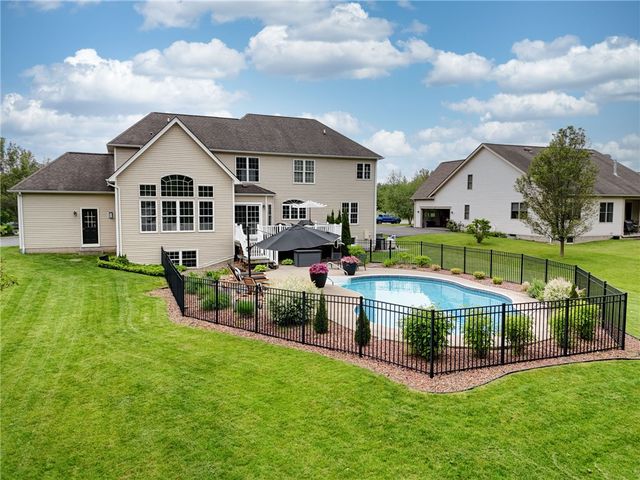 32 Watersong Trail, Penfield, NY 14580