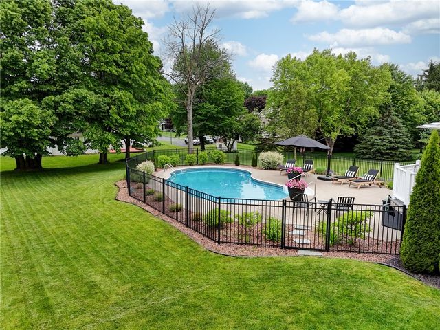 32 Watersong Trail, Penfield, NY 14580