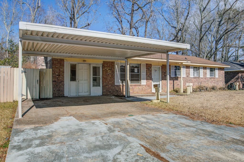 Image 14 of property listing at 114 Froman Drive, Summerville, SC 29483