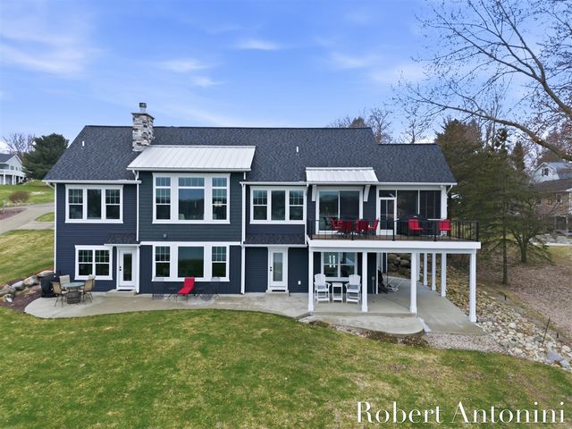 162 Lakeview Drive, Wayland, MI 49348