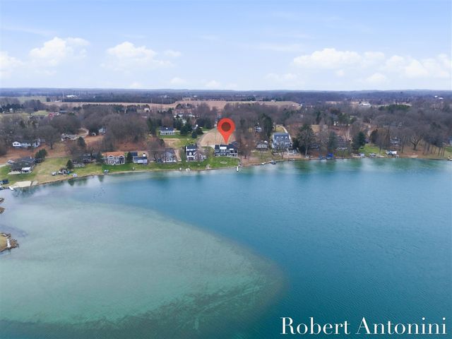 162 Lakeview Drive, Wayland, MI 49348