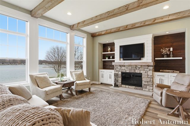 162 Lakeview Drive, Wayland, MI 49348