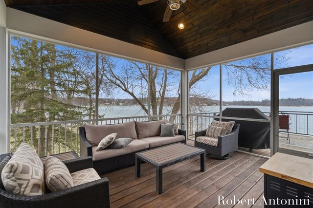 162 Lakeview Drive, Wayland, MI 49348