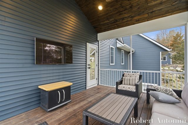 162 Lakeview Drive, Wayland, MI 49348