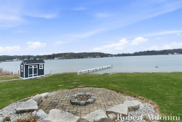 162 Lakeview Drive, Wayland, MI 49348