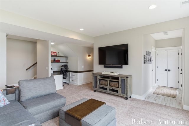 162 Lakeview Drive, Wayland, MI 49348