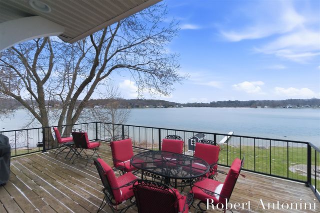 162 Lakeview Drive, Wayland, MI 49348