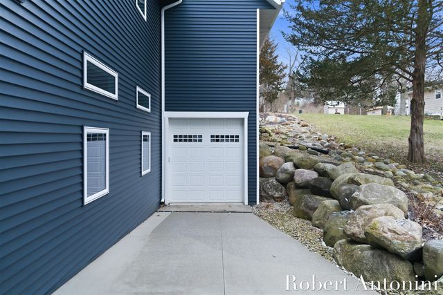 162 Lakeview Drive, Wayland, MI 49348