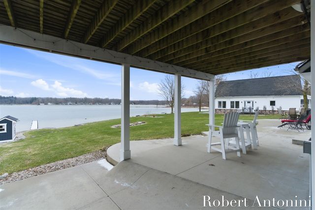 162 Lakeview Drive, Wayland, MI 49348