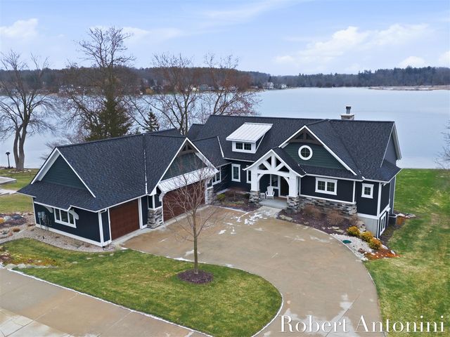 162 Lakeview Drive, Wayland, MI 49348