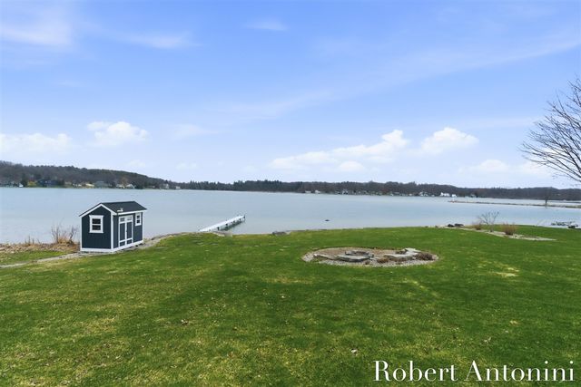 162 Lakeview Drive, Wayland, MI 49348