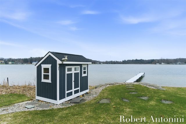 162 Lakeview Drive, Wayland, MI 49348