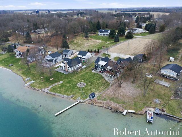 162 Lakeview Drive, Wayland, MI 49348