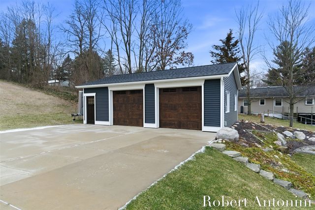 162 Lakeview Drive, Wayland, MI 49348