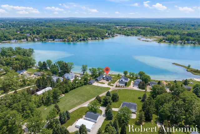 162 Lakeview Drive, Wayland, MI 49348