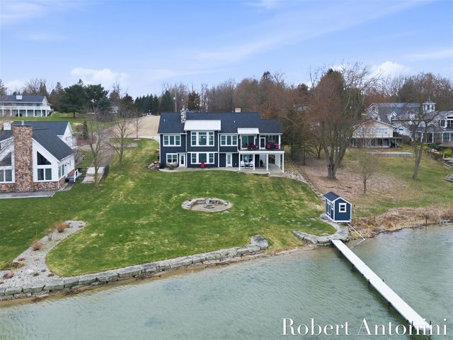 162 Lakeview Drive, Wayland, MI 49348