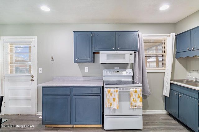 1030 Meadow Hill Rd, Louisville, KY 40219