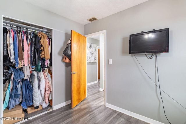 1030 Meadow Hill Rd, Louisville, KY 40219