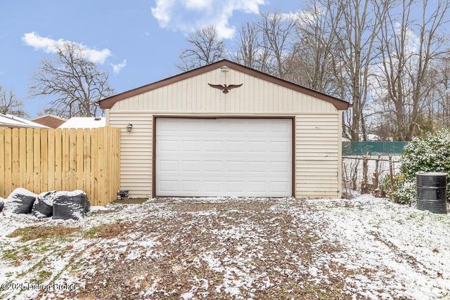 1030 Meadow Hill Rd, Louisville, KY 40219