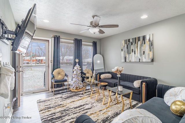 1030 Meadow Hill Rd, Louisville, KY 40219