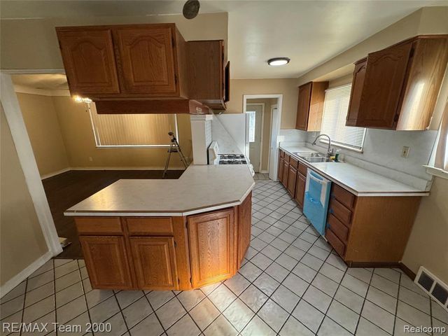 8401 Nightingale Street, Dearborn Heights, MI 48127