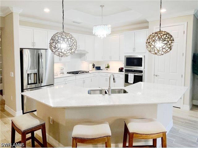 1975 Mustique ST, Naples, FL 34120