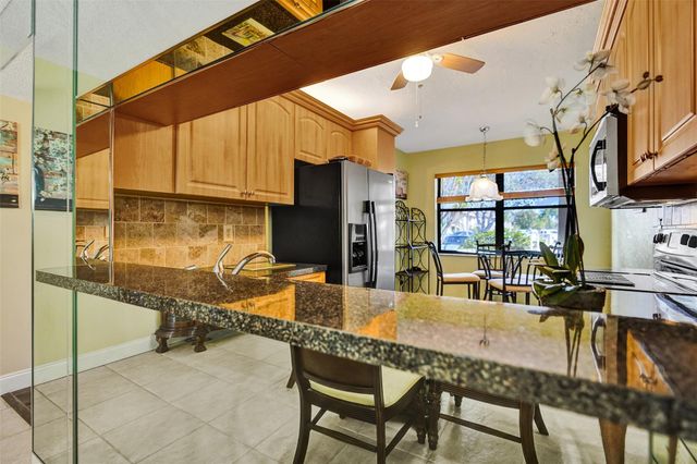 7689 Tahiti Ln 104, Lake Worth, FL 33467