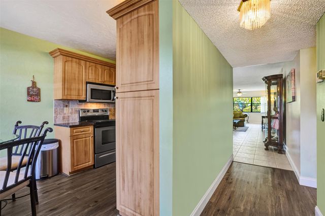 7689 Tahiti Ln 104, Lake Worth, FL 33467