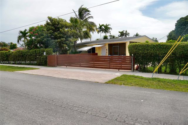 6701 Harding St, Hollywood, FL 33024