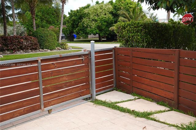 6701 Harding St, Hollywood, FL 33024
