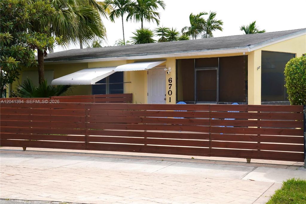 6701 Harding St, Hollywood, FL 33024
