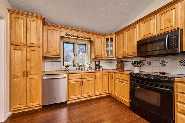 14 Sylvan Dr, Westfield, MA 01085