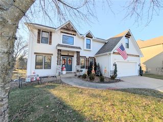 1304 Surrey Trace Road, Lee's Summit, MO 64081