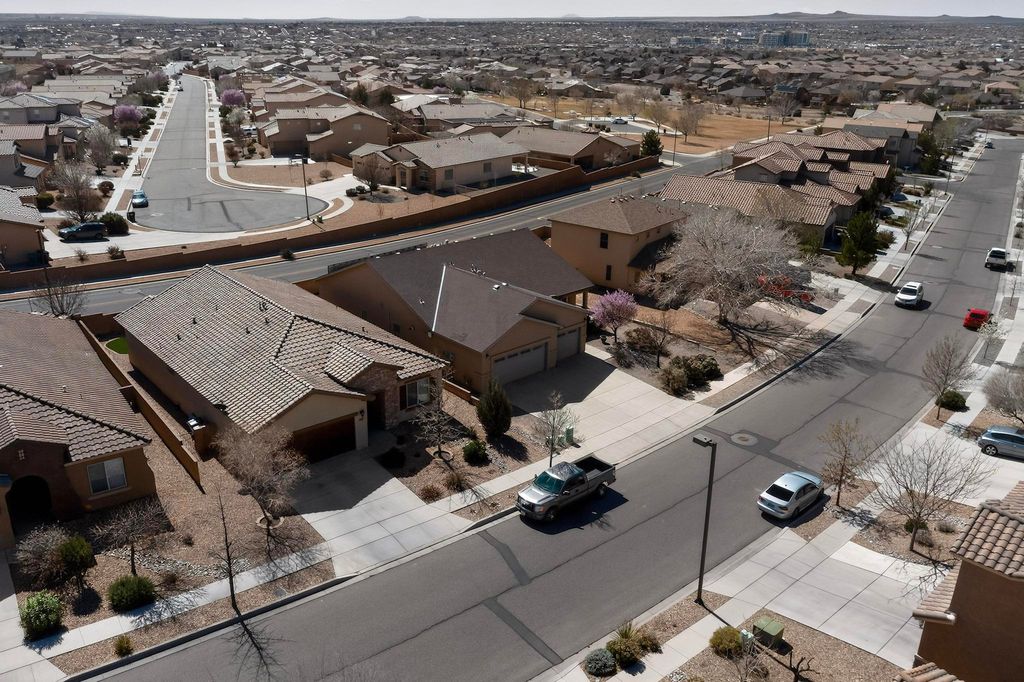 Image 6 of property listing at 2824 Walsh Loop SE, Rio Rancho, NM 87124