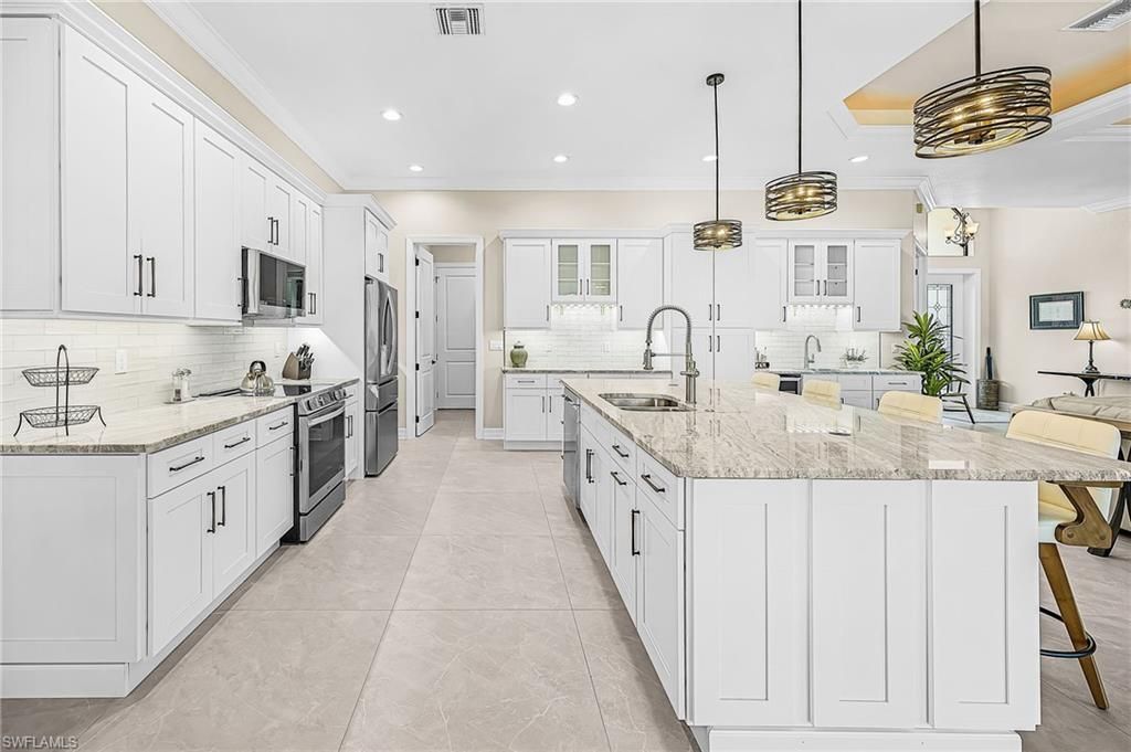 Image 13 of property listing at 1723 SW 43rd TER, Cape Coral, FL 33914