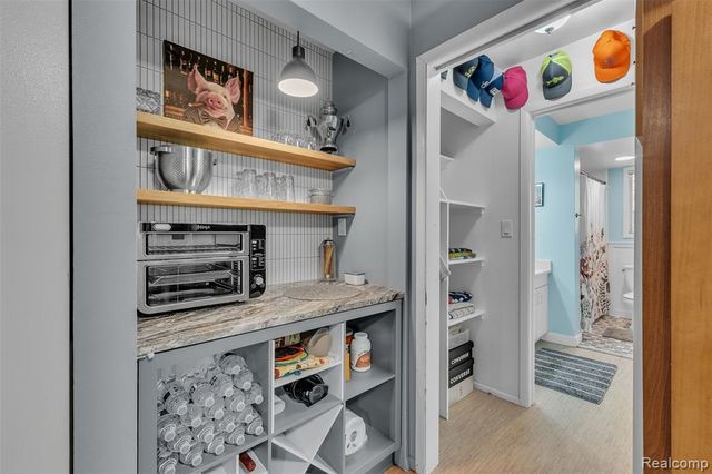 16557 Middlebelt Road, Livonia, MI 48154