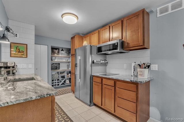 16557 Middlebelt Road, Livonia, MI 48154