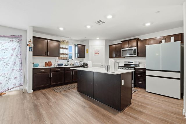 2456 Wolf Creek Place, Tulare, CA 93274