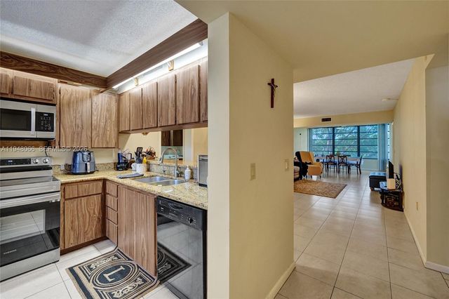 1713 Whitehall Dr 304, Davie, FL 33324